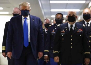 ¡Por fin! Captan a Trump usando cubrebocas durante visita a hospital