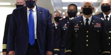 ¡Por fin! Captan a Trump usando cubrebocas durante visita a hospital