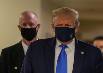 Asesor de Trump pide uso masivo de cubrebocas en EU