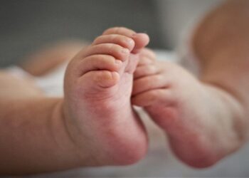 85 bebés dan positivo por covid en un condado de Texas