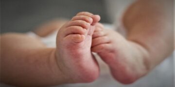 85 bebés dan positivo por covid en un condado de Texas