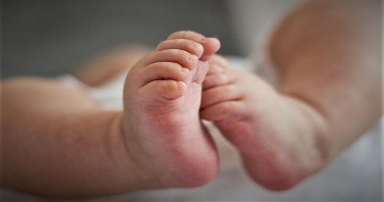 85 bebés dan positivo por covid en un condado de Texas