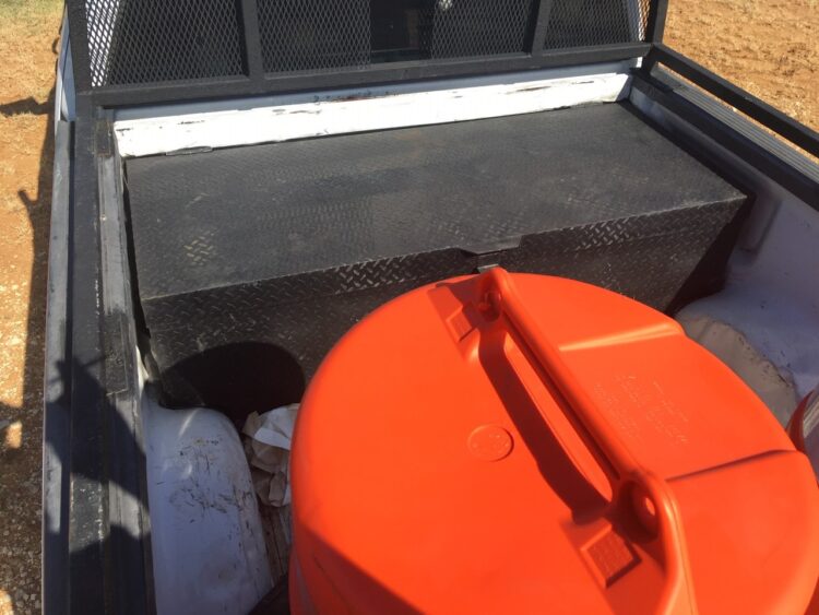 Esconde a indocumentados en caja de herramienta