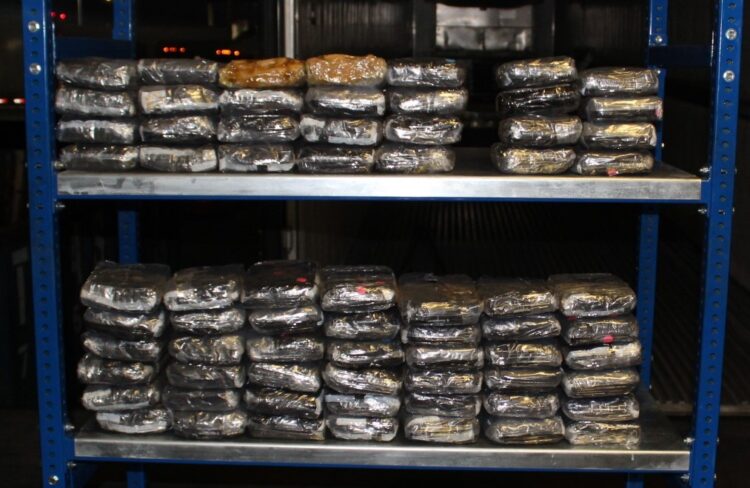 Entre baldosas había 70 paquetes con metanfetamina