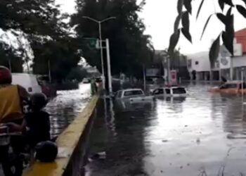 Tormenta deja inundaciones y autos varados en Guadalajara
