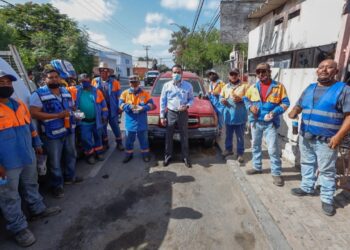 Supervisa alcalde cuadrillas de bacheo en Nuevo Laredo