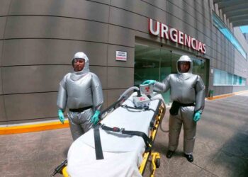 Crean traje inflable para proteger a personal médico del covid