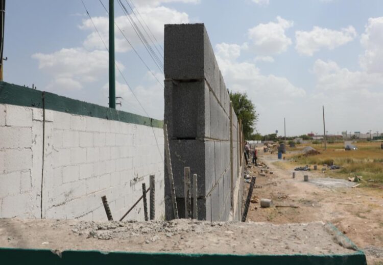 Hace Ayuntamiento nueva barda y banqueta del Tecnológico