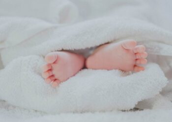 Nace bebé en baño de hospital, negaron atención a madre