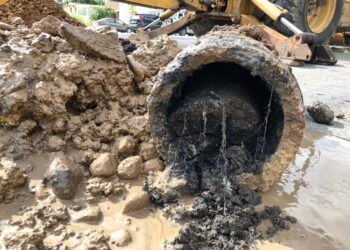 Residuos sólidos colapsan tuberías de drenaje en Victoria