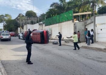 Policía estatal estrella camioneta en barda y vuelca en Cd. Victoria