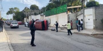 Policía estatal estrella camioneta en barda y vuelca en Cd. Victoria