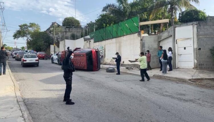 Policía estatal estrella camioneta en barda y vuelca en Cd. Victoria