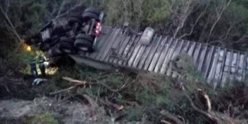 Vuelca tráiler con calabazas y pepinos en ruta Victoria-Matamoros