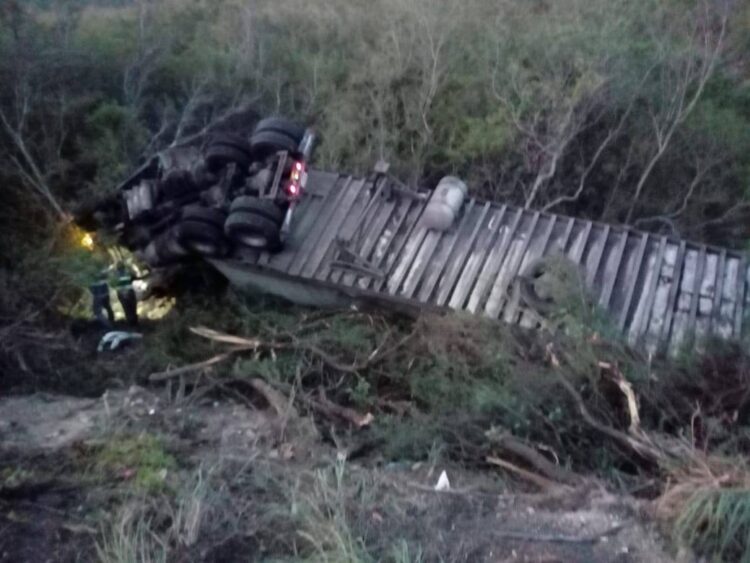 Vuelca tráiler con calabazas y pepinos en ruta Victoria-Matamoros