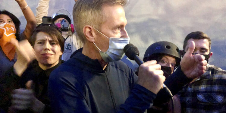 Alcalde de Portland agredido con gas lacrimógeno por agentes federales