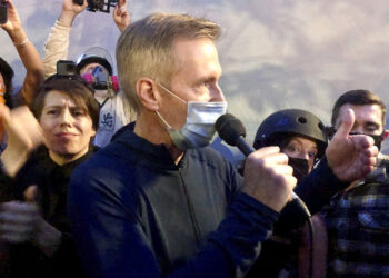 Alcalde de Portland agredido con gas lacrimógeno por agentes federales