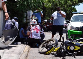 Familia herida al impactar moto contra automóvil