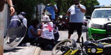 Familia herida al impactar moto contra automóvil