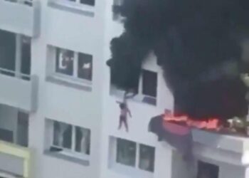Niños saltan desde 12 metros para salvarse de las llamas
