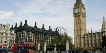 Gran Bretaña retira cuarentena a 60 países, deja fuera a EU