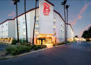 Habilitan hotel de Laredo, Texas, para atender enfermos de Covid-19