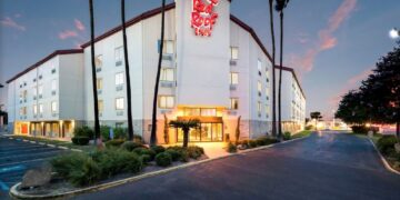 Habilitan hotel de Laredo, Texas, para atender enfermos de Covid-19