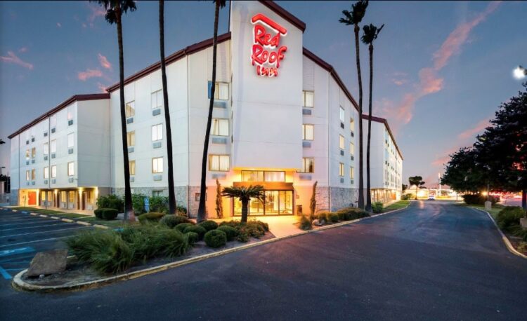 Habilitan hotel de Laredo, Texas, para atender enfermos de Covid-19