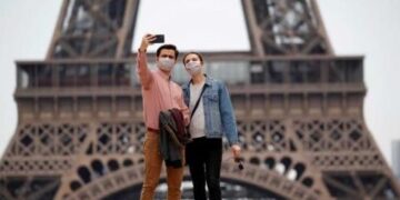 Francia impone prueba de coronavirus a viajeros de 16 paises