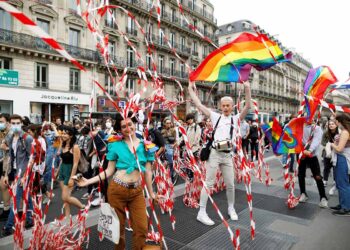 Marcha del Orgullo Gay reúne a miles de manifestantes en París