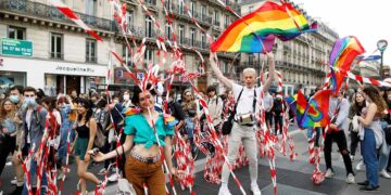 Marcha del Orgullo Gay reúne a miles de manifestantes en París