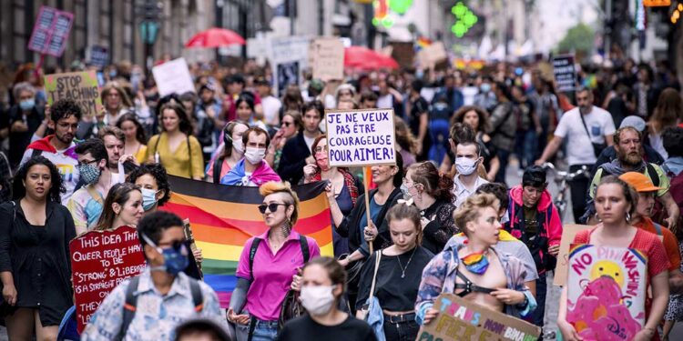 Marcha del Orgullo Gay reúne a miles de manifestantes en París