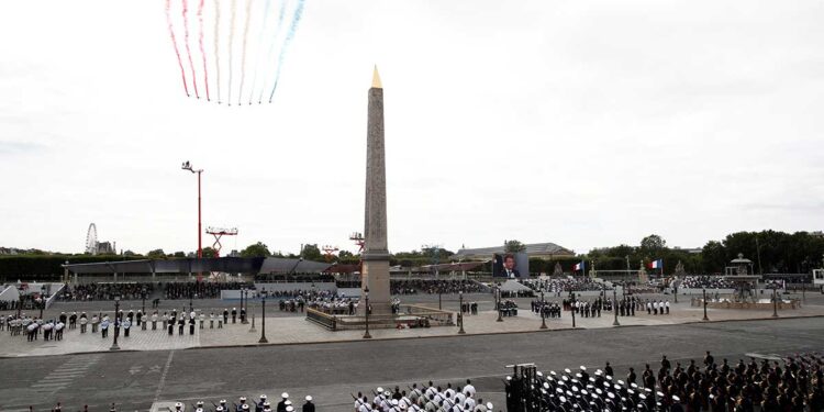 Francia homenajea a héroes de la pandemia en Día de la Bastilla