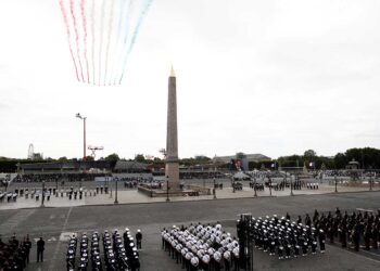 Francia homenajea a héroes de la pandemia en Día de la Bastilla