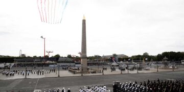 Francia homenajea a héroes de la pandemia en Día de la Bastilla