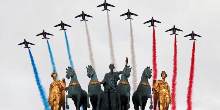 Francia homenajea a héroes de la pandemia en Día de la Bastilla