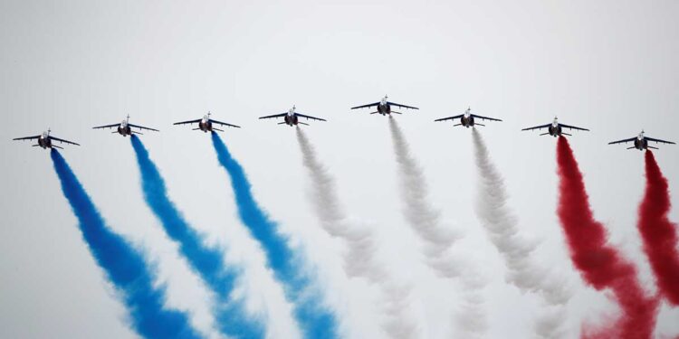 Francia homenajea a héroes de la pandemia en Día de la Bastilla