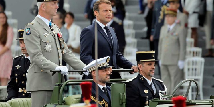 Francia homenajea a héroes de la pandemia en Día de la Bastilla
