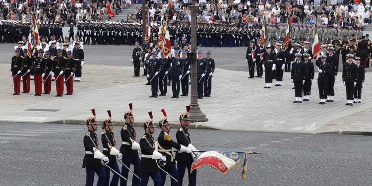 Francia homenajea a héroes de la pandemia en Día de la Bastilla