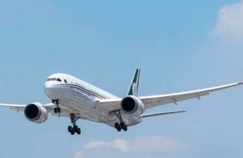 Aduce AMLO que revisión de ofertas retrasa venta del avión