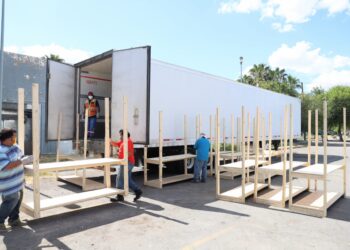 Equipa Municipio a ISSSTE  con morgue móvil covid en N. Laredo
