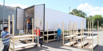 Equipa Municipio a ISSSTE  con morgue móvil covid en N. Laredo