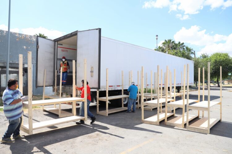 Equipa Municipio a ISSSTE  con morgue móvil covid en N. Laredo