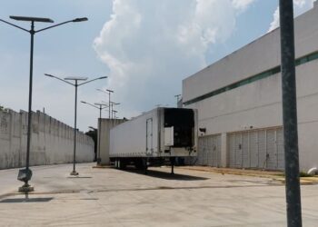Llega trailer frigorífico para cadáveres de Covid en Tampico