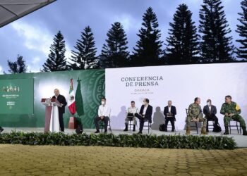 En Oaxaca AMLO anuncia ampliación presupuestal para el estado