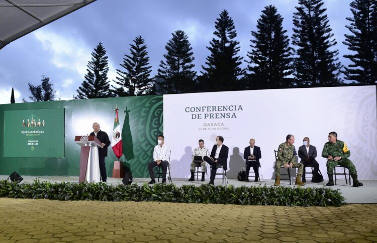 En Oaxaca AMLO anuncia ampliación presupuestal para el estado