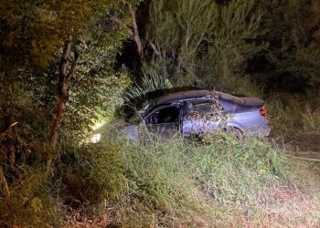 Se lesiona mujer en accidente de auto 