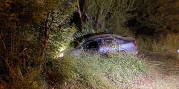 Se lesiona mujer en accidente de auto 