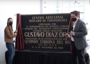 Retiran placa de Díaz Ordaz en mercado de la Ciudad de México