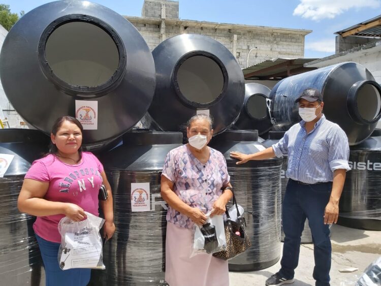 Reciben tinacos 70 familias antorchistas de Jaumave